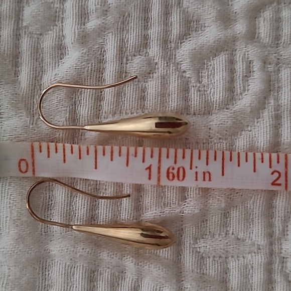 14k yellow gold tear drop earrings. Approximately 3 cm. ( 1.25 inches) long. - Picture 5 of 6